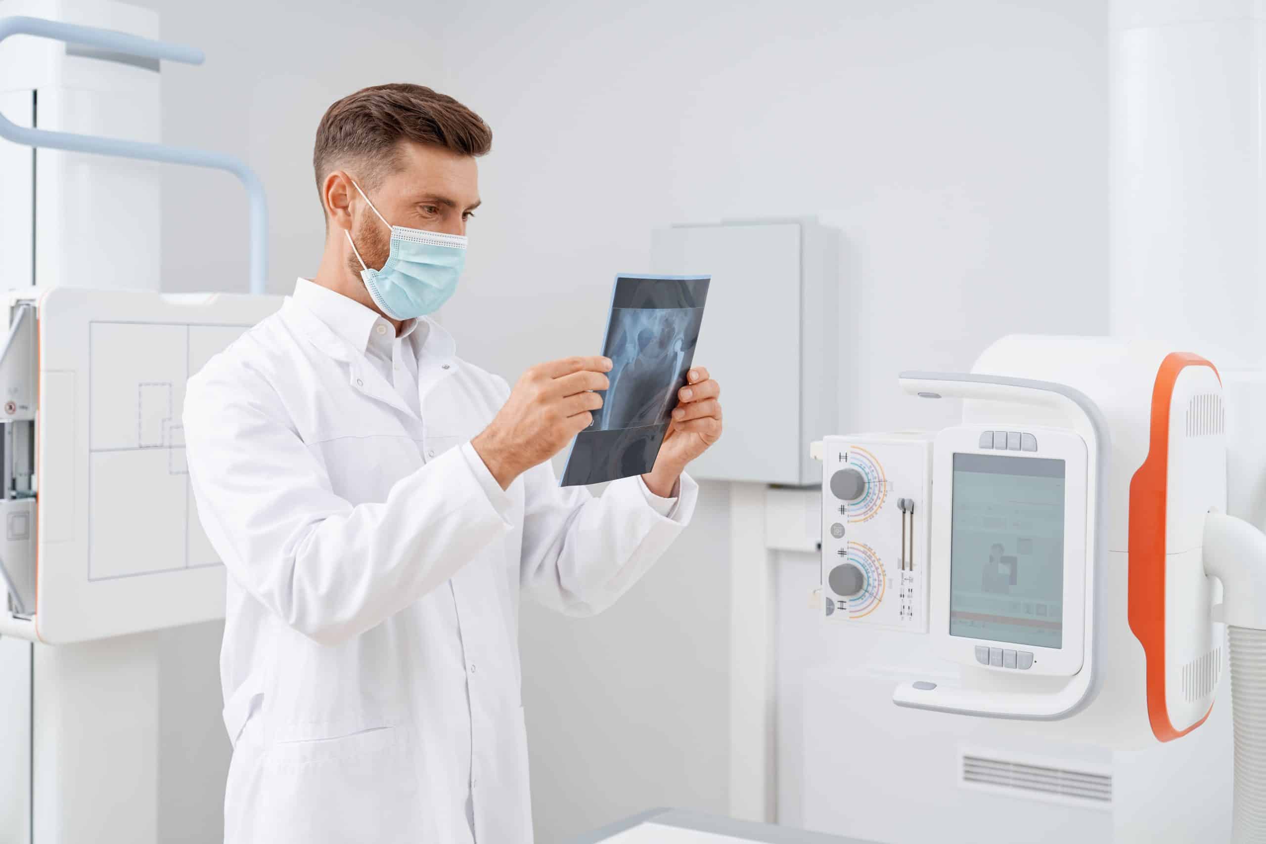 Imagen de un radiólogo observando una radiografía