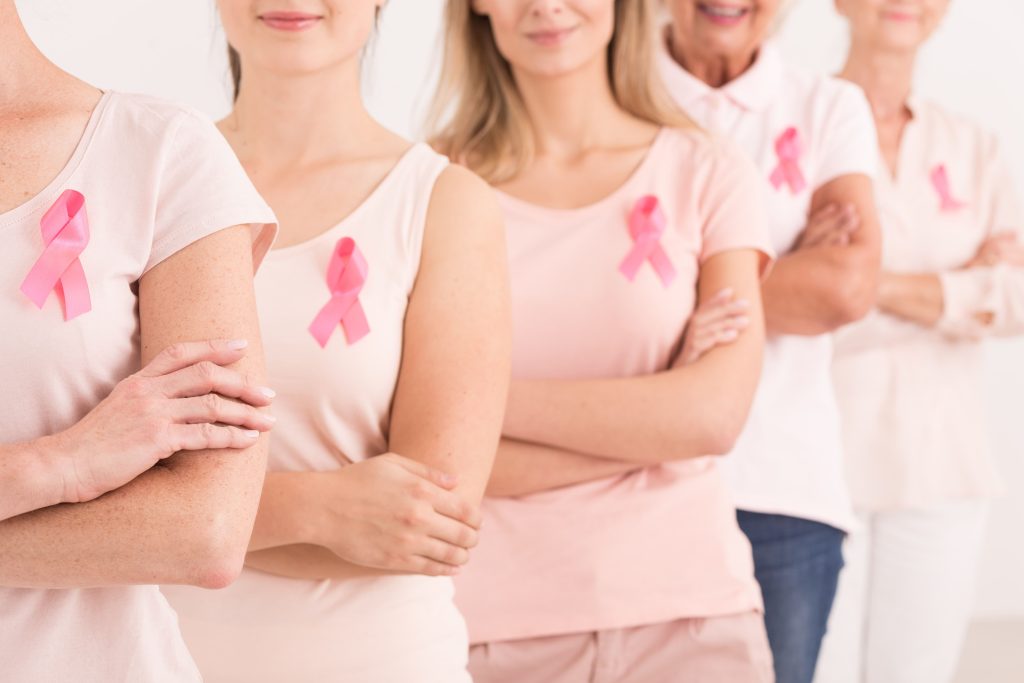 Mujeres con un lazo rosa como símbolo de la lucha contra el cáncer de mama